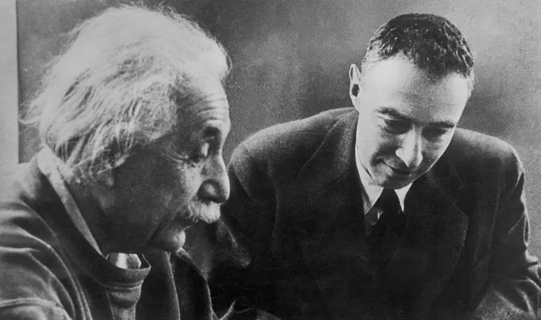 Oppenheimer y Einstein: La complicada relación entre el "padre" de la bomba atómica y el nobel de Física