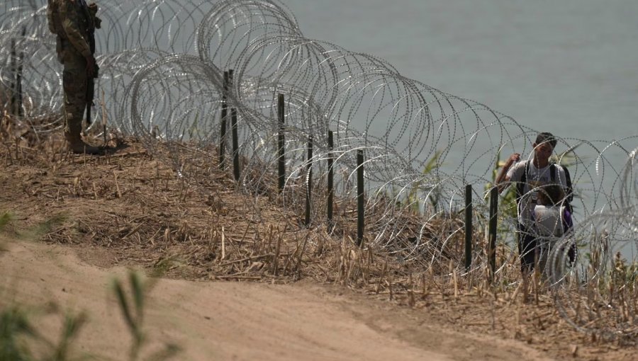 El pueblo fronterizo de Texas atrapado entre alambres de púas por la disputa migratoria en EE.UU.