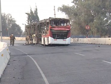 Delincuentes rociaron bus del sistema RED con combustible y luego lo quemaron en Cerrillos