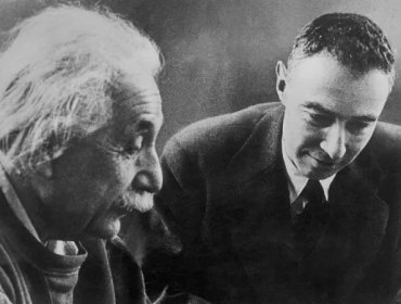 Oppenheimer y Einstein: La complicada relación entre el "padre" de la bomba atómica y el nobel de Física