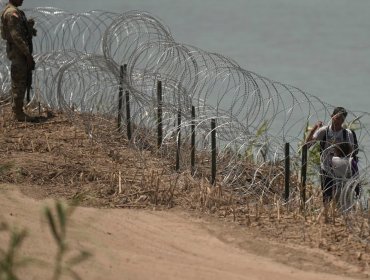 El pueblo fronterizo de Texas atrapado entre alambres de púas por la disputa migratoria en EE.UU.