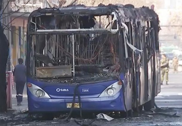 Queman bus del sistema RED en el exterior del Liceo Barros Borgoño y estudiante exhibió un arma desde ventana del recinto