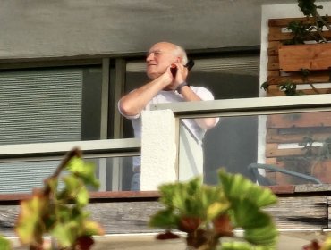 Captan a hombre apuntando y disparando a aves desde un balcón en Algarrobo: acusado asegura que pistola es de aire comprimido