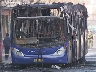 Queman bus del sistema RED en el exterior del Liceo Barros Borgoño y estudiante exhibió un arma desde ventana del recinto