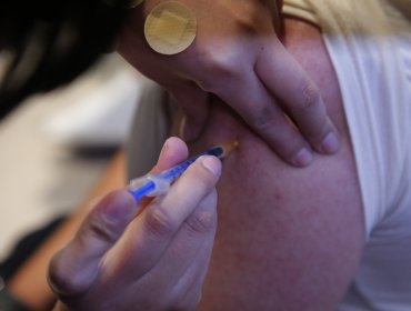 Vacunación contra la influenza y el Covid en mayores de 60 años llega sólo al 65% en la región de Valparaíso