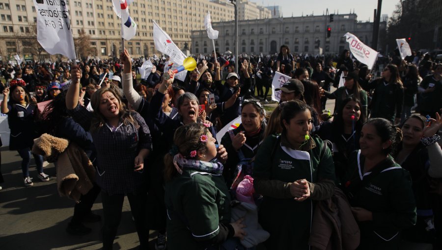 Parvularias y funcionarias de jardines infantiles se manifestaron afuera de La Moneda acusando incumplimientos del Gobierno