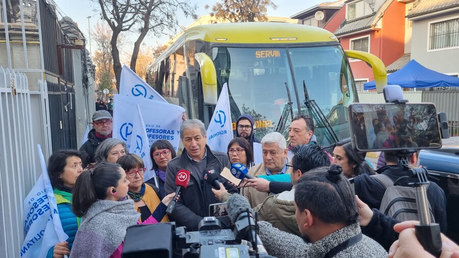 En más de 70 buses, Colegio de Profesores Metropolitano se movilizó para ser parte de marcha frente al Congreso