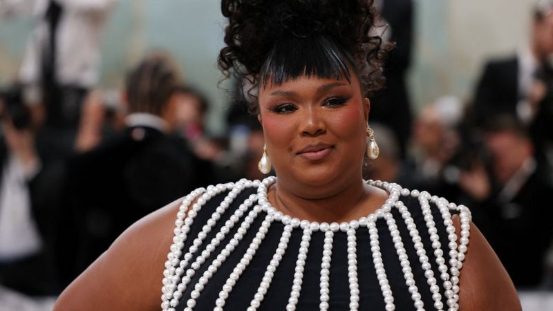 Lizzo es acusada de acoso sexual y hostilidad por tres de sus bailarinas