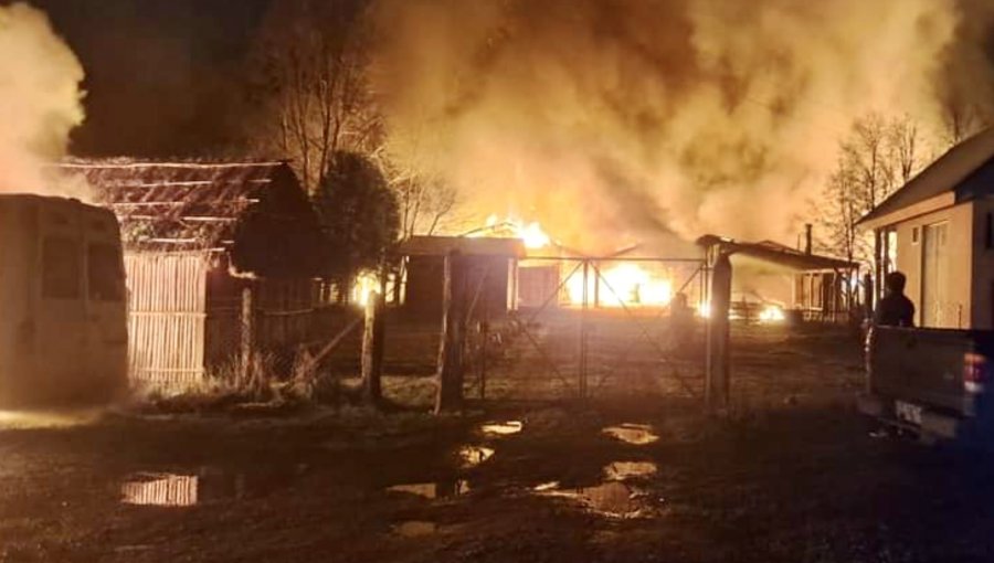 Madrugada de terror en La Araucanía: encapuchados quemaron posta, ambulancia, iglesia, escuela y tres autos en Traiguén