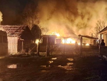 Madrugada de terror en La Araucanía: encapuchados quemaron posta, ambulancia, iglesia, escuela y tres autos en Traiguén