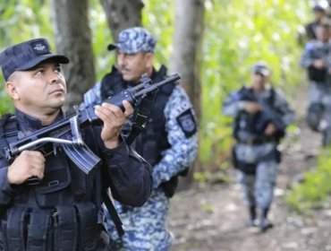 Bukele despliega miles de soldados y policías para cercar una región en El Salvador y sacar a las pandillas "de sus escondites"