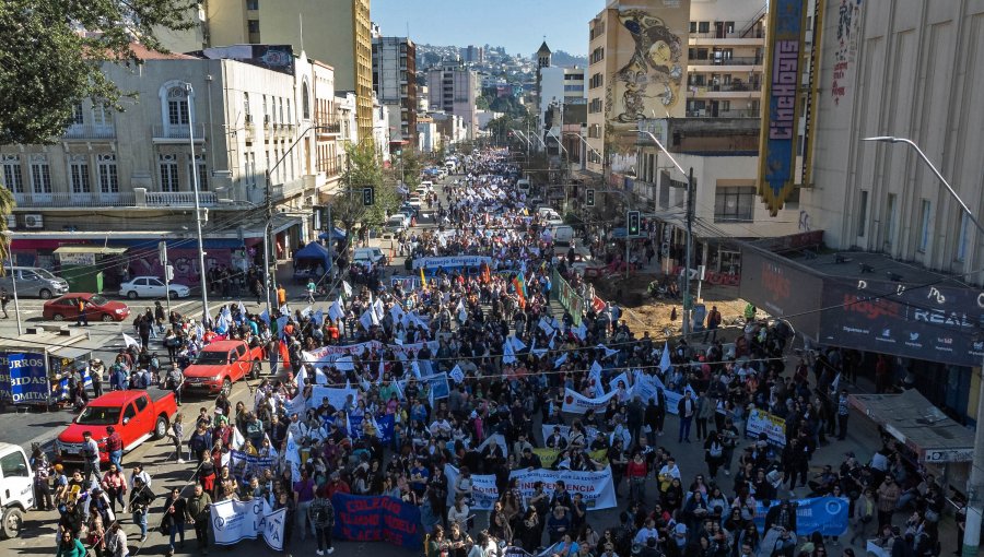 Colegio de Profesores dio inicio a un paro de 48 horas con marcha que convocó a unas 5 mil personas en las calles de Valparaíso