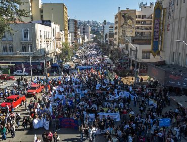 Colegio de Profesores dio inicio a un paro de 48 horas con marcha que convocó a unas 5 mil personas en las calles de Valparaíso