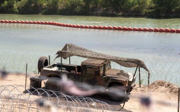 Encuentran una persona muerta atrapada en las boyas que Texas instaló en el río Bravo para frenar a migrantes