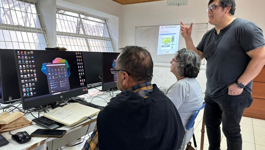 «Enchúfate a la tecnología»: Programa municipal busca facilitar la alfabetización virtual de adultos mayores de Limache