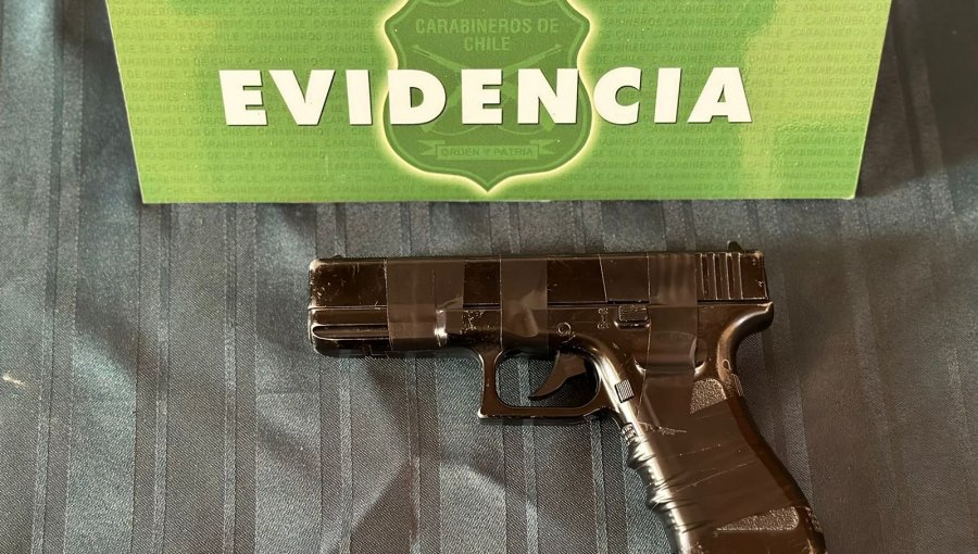 Detienen a estudiante de 14 años que exhibió a compañeros una pistola a balines en colegio de Valparaíso