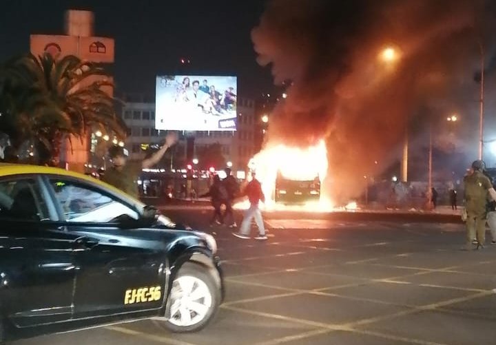 Más de 10 encapuchados quemaron un bus del sistema RED en plena Alameda frente a la USACH