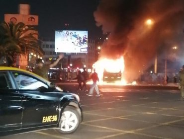 Más de 10 encapuchados quemaron un bus del sistema RED en plena Alameda frente a la USACH
