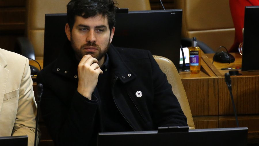 Ibáñez responde a Andrade tras criticar "marketing" del Frente Amplio: "Que se vaya lejos de acá"