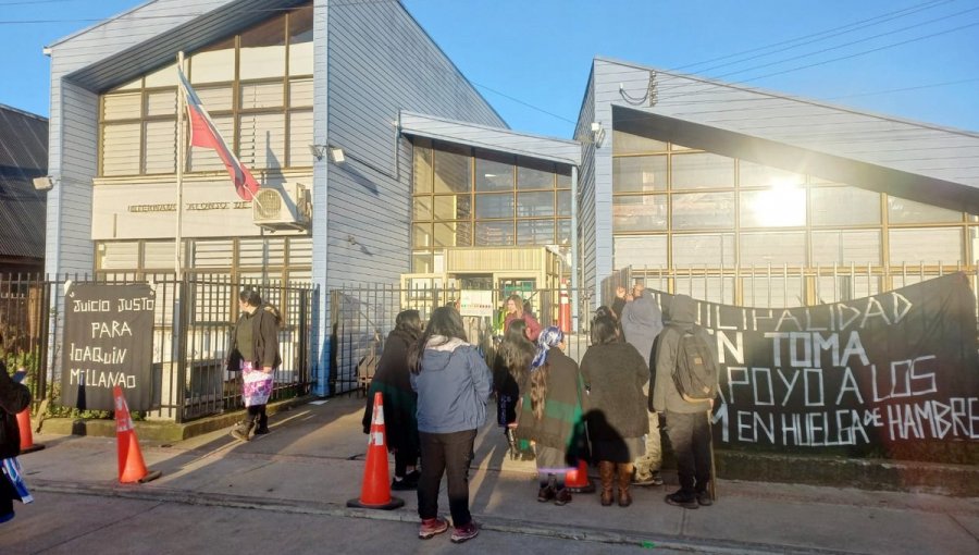 Desalojan toma en el Municipio de Ercilla y detienen a mujer por agresión a Carabineros