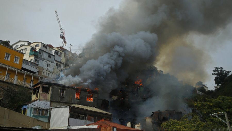 A siete aumenta el número de casas afectadas por incendio en el cerro Mariposas de Valparaíso: tres personas han resultado heridas