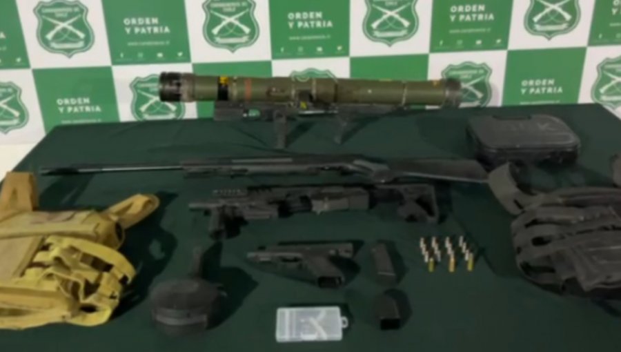 Hasta un lanzacohetes antitanques: Carabineros detuvo a dos extranjeros que mantenían una gran cantidad de armamento en Calama