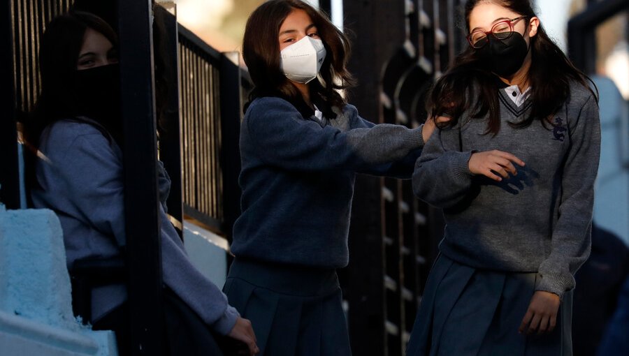 Minsal descarta eliminar el uso de mascarillas en colegios