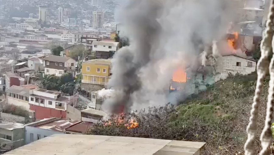 Incendio de grandes proporciones arrasa con al menos cuatro viviendas en Valparaíso