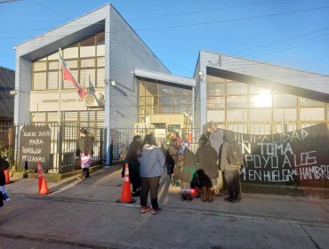 Desalojan toma en el Municipio de Ercilla y detienen a mujer por agresión a Carabineros