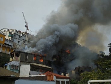 A siete aumenta el número de casas afectadas por incendio en el cerro Mariposas de Valparaíso: tres personas han resultado heridas