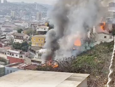 Incendio de grandes proporciones arrasa con al menos cuatro viviendas en Valparaíso