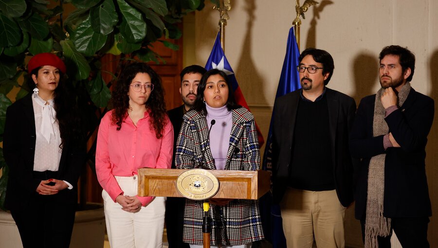 Frente Amplio sale en defensa de ministro Jackson tras anuncio de acusación constitucional en su contra