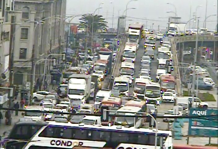 Caos vial en el plan de Valparaíso por caída de cables, accidente vehicular y la instalación de la feria en la Av. Argentina