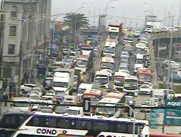 Caos vial en el plan de Valparaíso por caída de cables, accidente vehicular y la instalación de la feria en la Av. Argentina