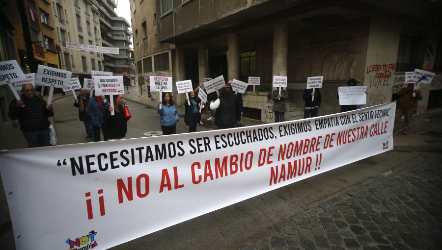 Vecinos de Santiago protestaron contra los cambios de nombre en calles de la comuna por los 50 años del golpe de Estado