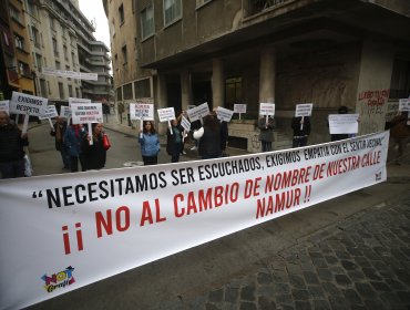 Vecinos de Santiago protestaron contra los cambios de nombre en calles de la comuna por los 50 años del golpe de Estado