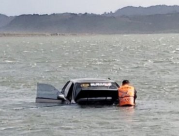 Auto con encargo por robo fue hallado semisumergido en San Pedro de la Paz