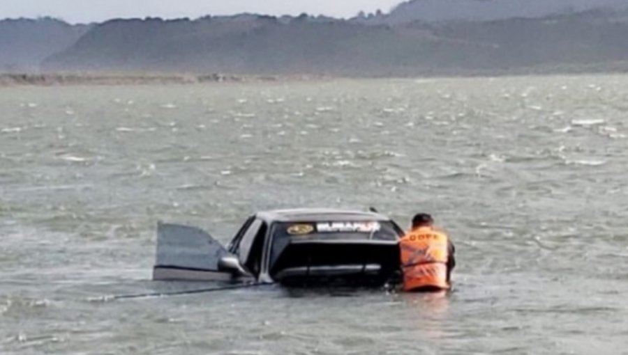 Auto con encargo por robo fue hallado semisumergido en San Pedro de la Paz