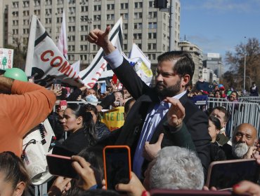 Presidente Boric se sumó a manifestación de pobladores de tomas en La Alameda: "Es importante que el pueblo exija sus derechos"