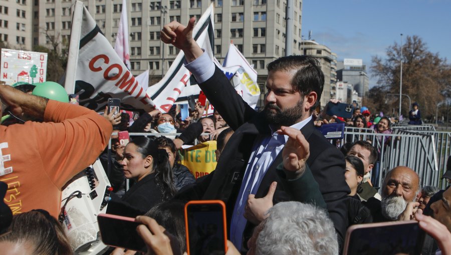 Presidente Boric se sumó a manifestación de pobladores de tomas en La Alameda: "Es importante que el pueblo exija sus derechos"