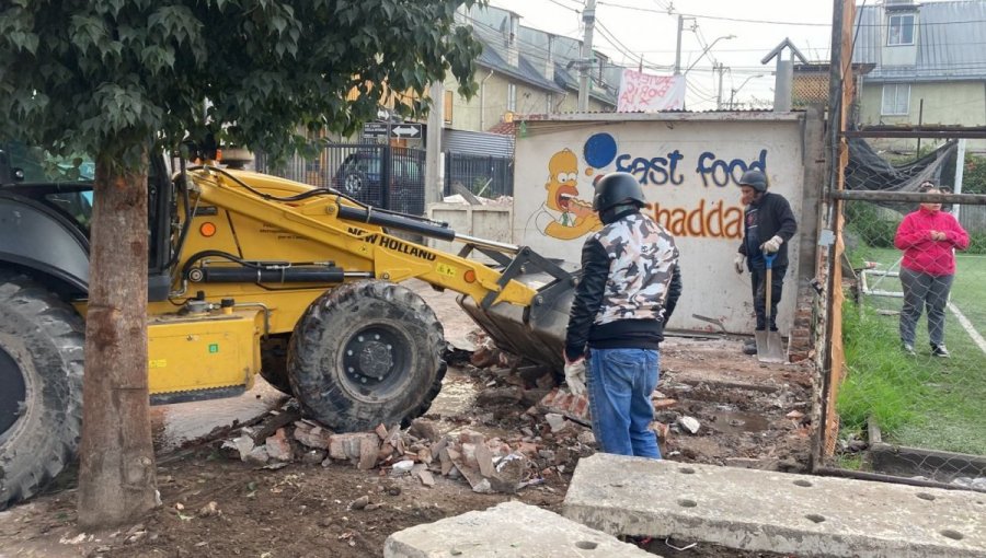 Octava demolición en Lo Espejo: Destruyen memorial narco que homenajeaba a hombre asesinado con amplio prontuario policial