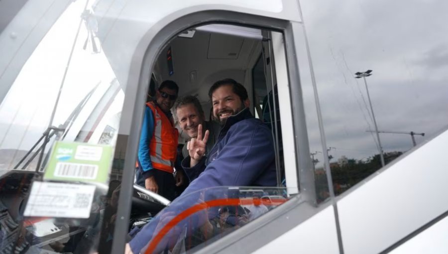 Interponen denuncia contra Presidente Boric por conducir bus eléctrico sin licencia