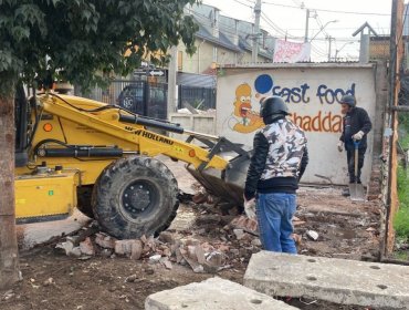 Octava demolición en Lo Espejo: Destruyen memorial narco que homenajeaba a hombre asesinado con amplio prontuario policial