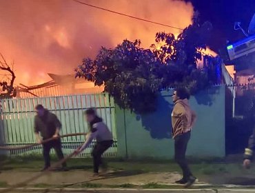 Dos personas fallecidas y una bombera lesionada deja incendio en vivienda de La Ligua