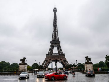 Policía francesa evacúa Torre Eiffel por amenaza de bomba