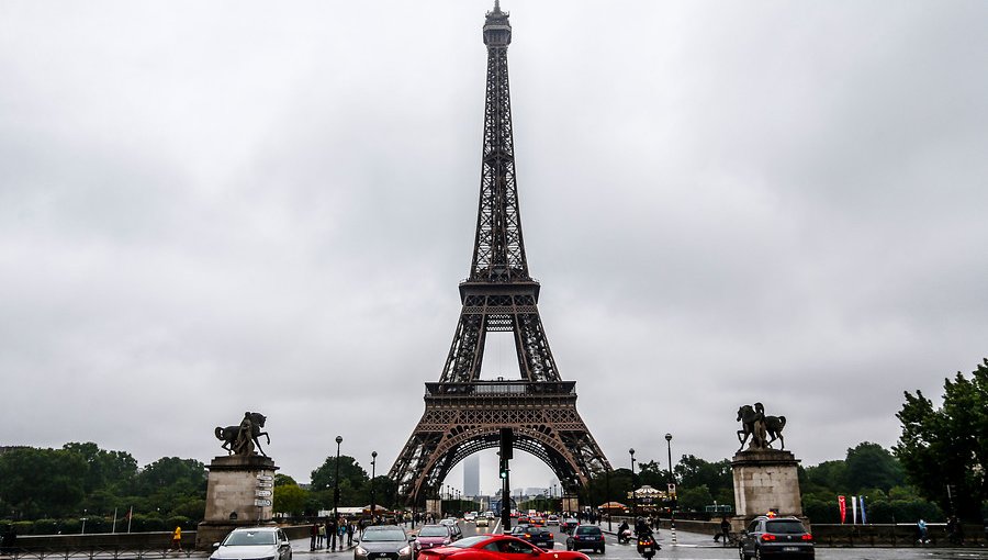 Policía francesa evacúa Torre Eiffel por amenaza de bomba