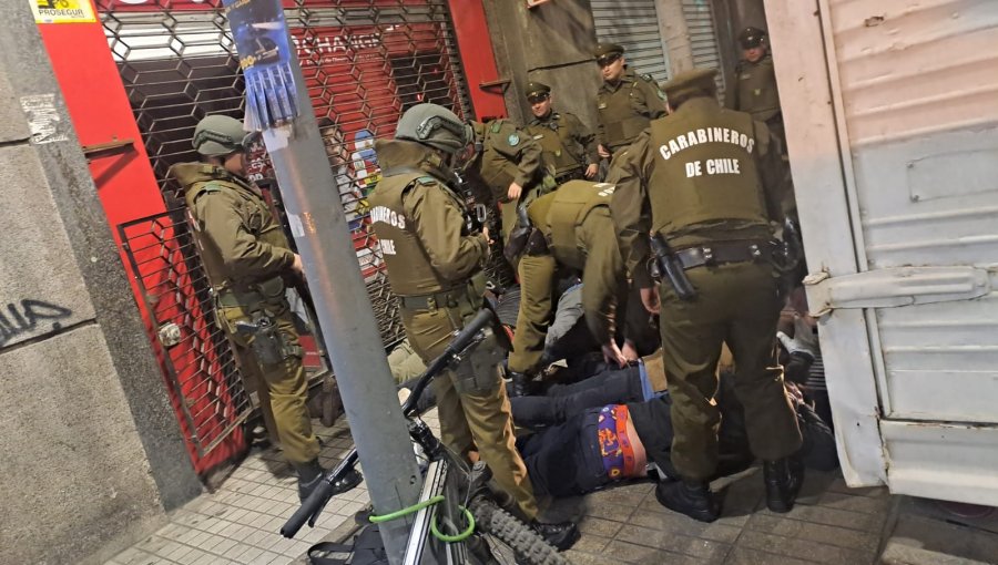 Detienen a 6 delincuentes que fueron sorprendidos al interior de una casa de cambio en el centro de Santiago