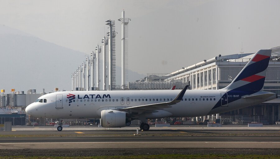 Piloto de Latam muere en vuelo Miami-Santiago: Presentó problemas de salud