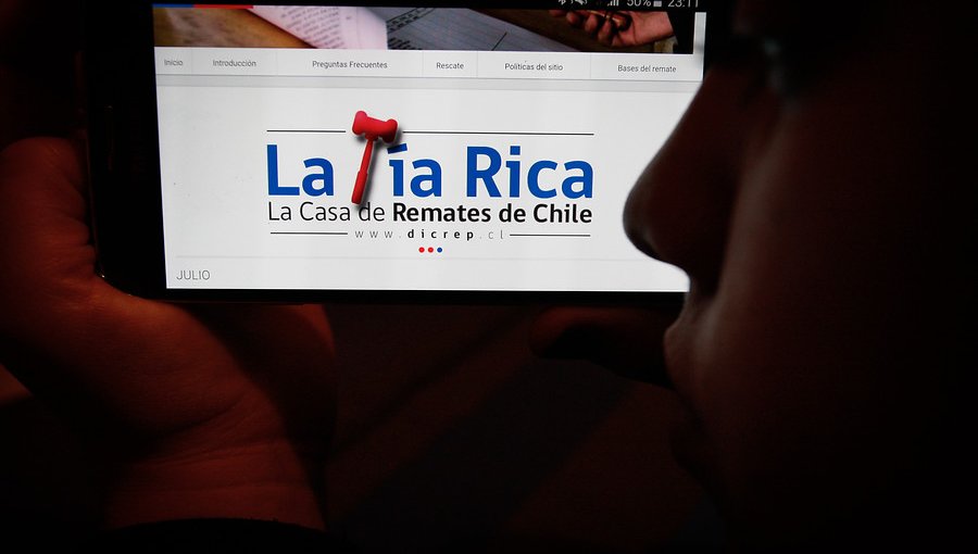 "Tía Rica" anuncia remate on line de maletas y artículos perdidos del aeropuerto de Santiago