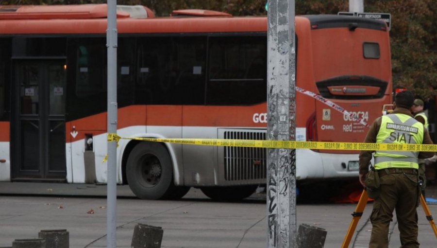 Matan de una puñalada a hombre en bus RED: Intentaba defender a joven de violento asalto